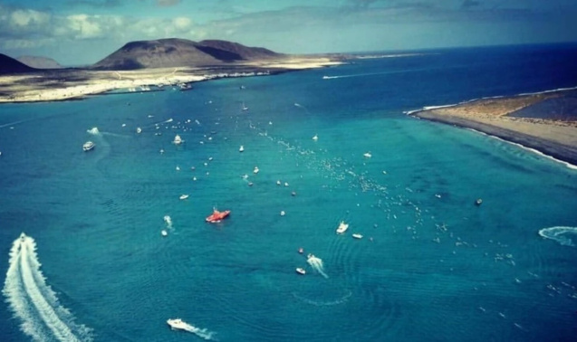Centenares de nadadores volverán a congregarse para recorrer los 2.600 metros de distancia que separa ambas islas Centenares de nadadores volverán a congregarse para recorrer los 2.600 metros de distancia que separa ambas islas