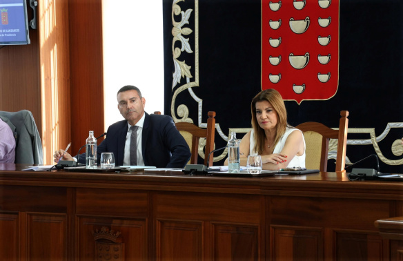 El Pleno del Cabildo da luz verde a las subvenciones de 2026 para  la capital de la isla y para Haría y recuerda los expedientes aún sin regularizar
