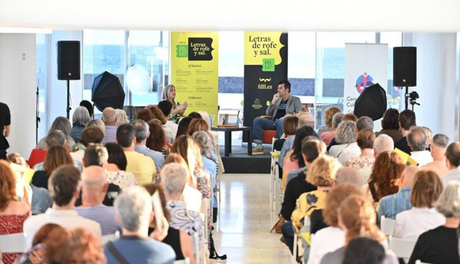 Ray Loriga, Carme Riera, Mircea Cărtărescu, Pola Oloixarac, Elisa Victoria y Juan Gómez Bárcena protagonizan una edición que recorrerá Arrecife, Puerto del Carmen, Yaiza y Teguise entre octubre y diciembre de 2026. Ray Loriga, Carme Riera, Mircea Cărtărescu, Pola Oloixarac, Elisa Victoria y Juan Gómez Bárcena protagonizan una edición que recorrerá Arrecife, Puerto del Carmen, Yaiza y Teguise entre octubre y diciembre de 2026.