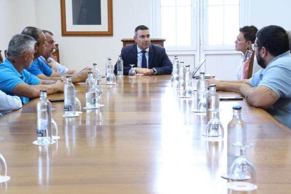 https://www.lancelotdigital.com/lanzarote/las-colas-para-coger-un-taxi-se-extienden-a-los-principales-nucleos-turisticos-de-lanzarote