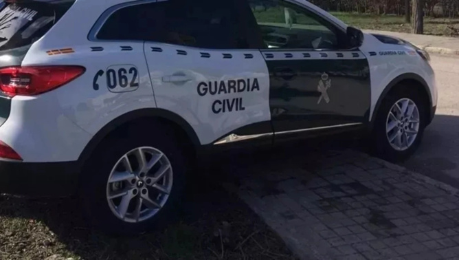 El accidente obligó a intervenir a los servicios de emergencia y los pasajeros tuvieron que abandonar los vehículos El accidente obligó a intervenir a los servicios de emergencia y los pasajeros tuvieron que abandonar los vehículos