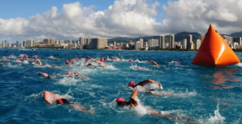 ¿Cómo en natación en aguas abiertas los deportistas se orientan sin líneas en el fondo? ¿Cómo en natación en aguas abiertas los deportistas se orientan sin líneas en el fondo?