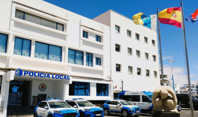 La Policía Local de Arrecife detectó que uno de los pasajeros viajaba de rodillas al no haber plazas suficientes y tramita una sanción por intrusismo en el transporte público La Policía Local de Arrecife detectó que uno de los pasajeros viajaba de rodillas al no haber plazas suficientes y tramita una sanción por intrusismo en el transporte público