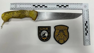 Heridos dos policías locales tras ser amenazados con un cuchillo Heridos dos policías locales tras ser amenazados con un cuchillo