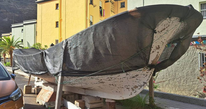 Denuncian que un barco lleva «aparcado» más de una década en la calle