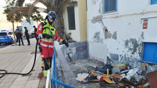 Maderas ardiendo en la vía pública Maderas ardiendo en la vía pública