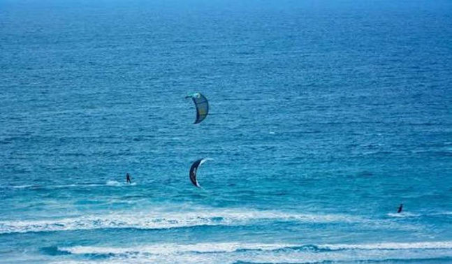 Una kitesurfista, en apuros a 200 metros de la costa de Famara