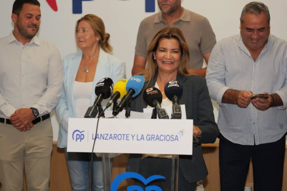 La nueva presidenta insular reúne a alcaldes, concejales y representantes populares apenas 24 horas después de asumir el cargo
