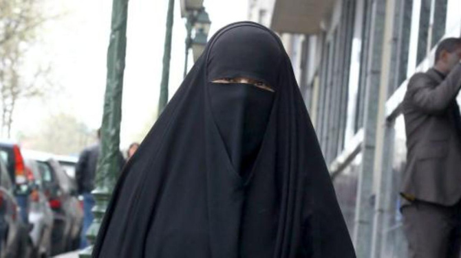 Un ayuntamiento socialista prohíbe el burka