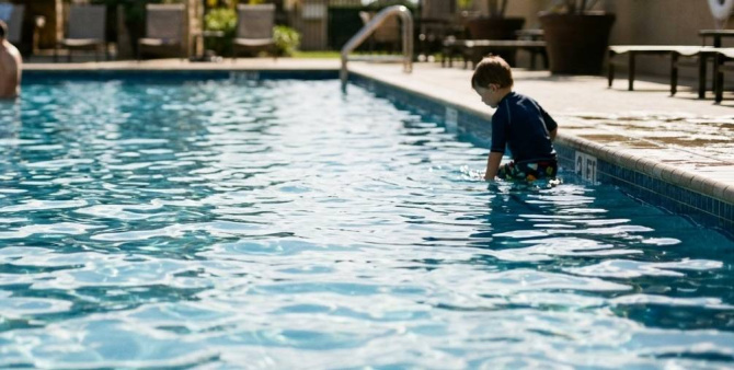 Fallece el niño rescatado, en parada cardiorrespiratoria, de una piscina en Playa Blanca