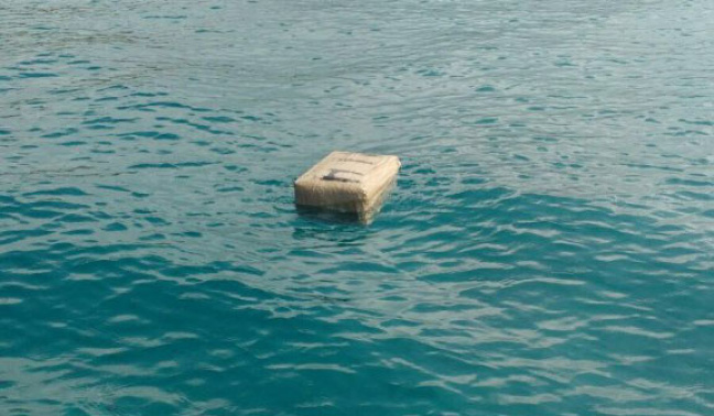 Unos pescadores encuentran un fardo "sospechoso" en La Graciosa