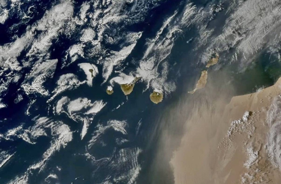 Así se ve la gran nube de polvo que llega a Lanzarote desde África Así se ve la gran nube de polvo que llega a Lanzarote desde África