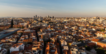 Madrid barrio a barrio: cómo cambia la forma de conocer gente y buscar contactos en la capital