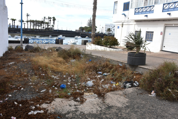 Los vecinos denuncian la acumulación de basura en los alrededores de la calle Lugo, en pleno centro de Arrecife