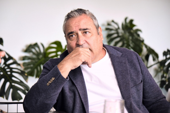 El consejero niega haber intervenido para favorecer a un familiar y denuncia una 