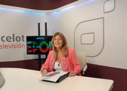 El taxi versus la Vtc, en el Debate delCafé La sentencia del Tribunal Supremo que da vía libre a la llegada de los llamados VTC, que el sector del taxi considera una amenaza para su negocio y que muchos usuarios ven como una oportunidad, fue analizada en el «Debate de los Viernes» de Café de Periodistas. Todos coincidieron en la necesidad de defender el transporte público, aunque también señalaron que tiene margen de mejora. Así lo considera el consejero de Bienestar Animal del grupo Mixto del Cabildo, Armando Santana. Corte 2 Juan Monzó, del PP, cree que, más allá de la defensa del sector público y de las ideologías, están las leyes, que hay que cumplir, se vean mejor o peor. Corte 3 Cristina Duque, del PSOE, considera que el sector público tiene margen de mejora y defendió la necesidad de regular la entrada de las VTC. Corte 4 El exalcalde de Arrecife y actual miembro de Coalición Canaria, José Montelongo, tiene claro que lo primero es reforzar el transporte público, aunque dejó claro que resulta inevitable la entrada del negocio de los coches con conductor. Corte 5 También se analizó la caída de los dos famosos decretos sobre vivienda y si esa derrota de Sánchez iba a provocar la convocatoria de elecciones, algo que finalmente ha ocurrido. El taxi versus la Vtc, en el Debate delCafé La sentencia del Tribunal Supremo que da vía libre a la llegada de los llamados VTC, que el sector del taxi considera una amenaza para su negocio y que muchos usuarios ven como una oportunidad, fue analizada en el «Debate de los Viernes» de Café de Periodistas. Todos coincidieron en la necesidad de defender el transporte público, aunque también señalaron que tiene margen de mejora. Así lo considera el consejero de Bienestar Animal del grupo Mixto del Cabildo, Armando Santana. Corte 2 Juan Monzó, del PP, cree que, más allá de la defensa del sector público y de las ideologías, están las leyes, que hay que cumplir, se vean mejor o peor. Corte 3 Cristina Duque, del PSOE, considera que el sector público tiene margen de mejora y defendió la necesidad de regular la entrada de las VTC. Corte 4 El exalcalde de Arrecife y actual miembro de Coalición Canaria, José Montelongo, tiene claro que lo primero es reforzar el transporte público, aunque dejó claro que resulta inevitable la entrada del negocio de los coches con conductor. Corte 5 También se analizó la caída de los dos famosos decretos sobre vivienda y si esa derrota de Sánchez iba a provocar la convocatoria de elecciones, algo que finalmente ha ocurrido.