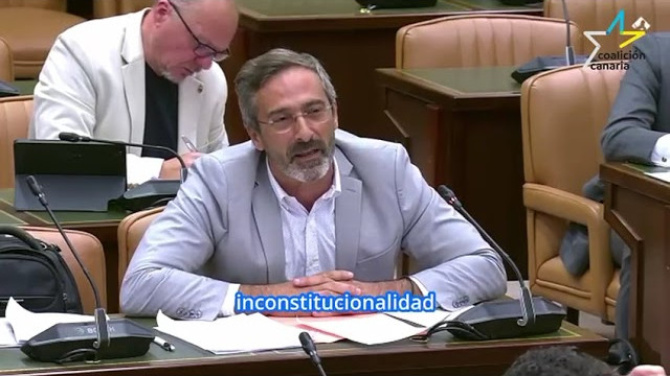 El Parlamento pide frenar la subida de tasas aéreas y cuestiona la gestión de Aena en Canarias