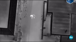 Trata de evadir un control policial, pero es interceptado por drones