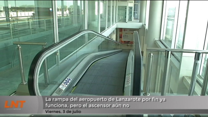 La rampa del aeropuerto de Lanzarote por fin ya funciona, pero el ascensor aún no La rampa del aeropuerto de Lanzarote por fin ya funciona, pero el ascensor aún no
