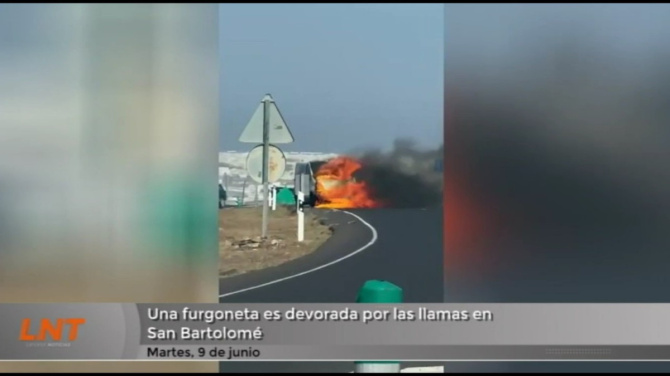 Una furgoneta es devorada por las llamas en San Bartolomé Una furgoneta es devorada por las llamas en San Bartolomé