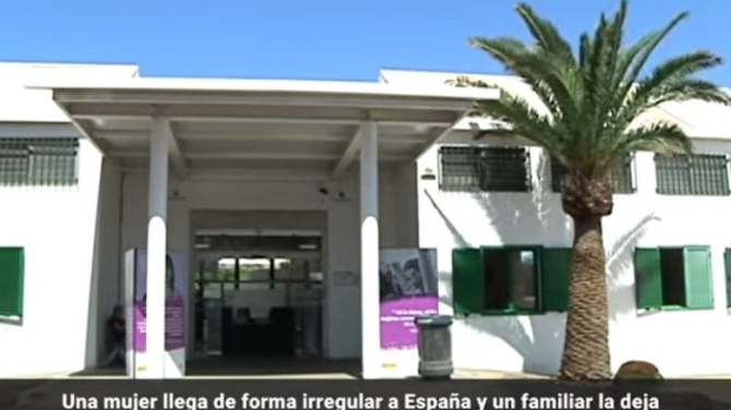Una mujer y su hijo de año y medio se quedan en la calle tras una disputa familiar Una mujer y su hijo de año y medio se quedan en la calle tras una disputa familiar