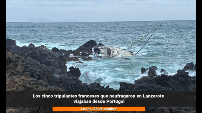 Cinco jóvenes salvan la vida tras estrellarse su velero en Órzola