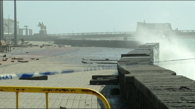 Rotura de varios muros del litoral arrecifeño, primera horas de Therese