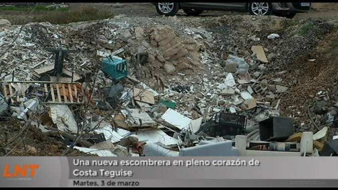 Una nueva escombrera en pleno corazón de Costa Teguise Una nueva escombrera en pleno corazón de Costa Teguise