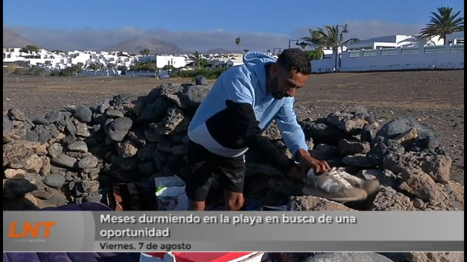 Meses durmiendo en la playa en busca de una oportunidad
