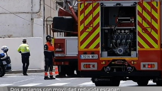 Dos ancianos con movilidad reducida escapan de un gran fuego