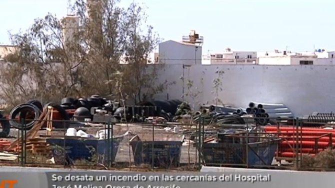 Un incendio en una nave anexa al Hospital Molina Orosa obliga a intervenir a los bomberos en Arrecife