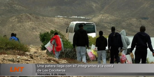 Una patera con unas 40 personas llega por sus propios medios al norte de Lanzarote