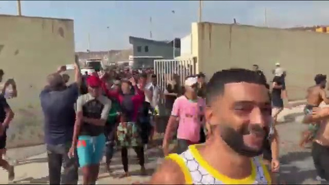 Una avalancha de inmigrantes ilegales, que llegaron a nado, toma Ceuta Una avalancha de inmigrantes ilegales, que llegaron a nado, toma Ceuta