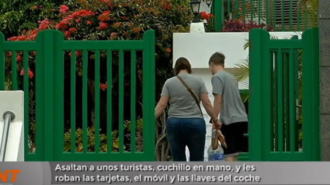 Asaltan a unos turistas, cuchillo en mano, y les roban las tarjetas, el móvil y las llaves del coche Asaltan a unos turistas, cuchillo en mano, y les roban las tarjetas, el móvil y las llaves del coche