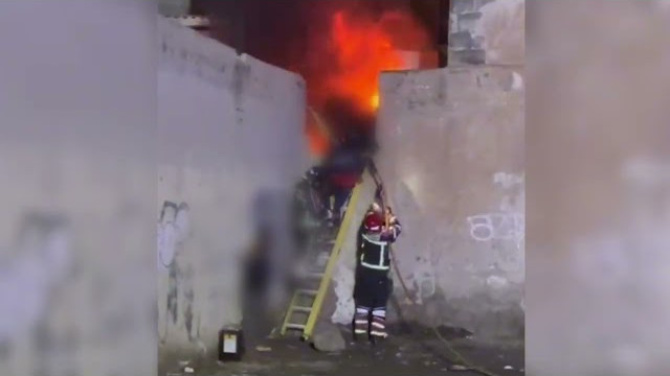 Provoca un incendio en una casa en ruinas poniendo en peligro la vida de dos personas