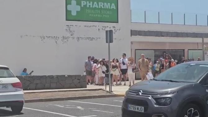 Las colas para coger un taxi se extienden a los principales núcleos turísticos de Lanzarote Las colas para coger un taxi se extienden a los principales núcleos turísticos de Lanzarote