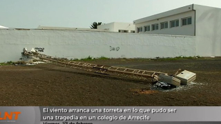 El viento arranca una torreta en lo que pudo ser una tragedia en un colegio de Arrecife
