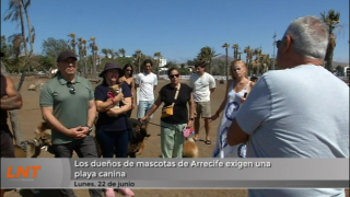 Los dueños de mascotas exigen una playa para perros en Arrecife Los dueños de mascotas exigen una playa para perros en Arrecife