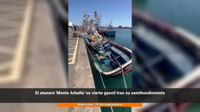 Descartan una fuga de gasoil del atunero semihundido en el puerto de Arrecife Descartan una fuga de gasoil del atunero semihundido en el puerto de Arrecife