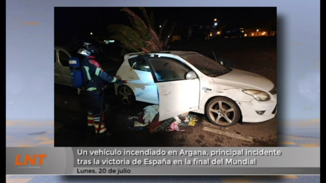 Un vehículo incendiado en la noche que España ganó su segunda estrella Un vehículo incendiado en la noche que España ganó su segunda estrella