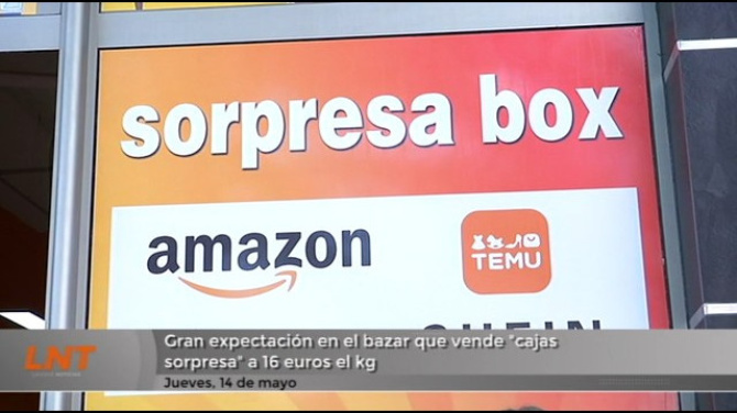 Gran expectación en el bazar que vende "cajas sorpresa" a 16 €/Kg