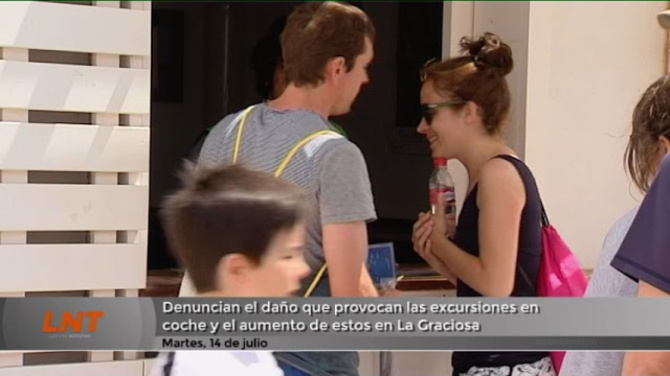 Denuncian el daño que provocan las excursiones en coche y el aumento de estos en La Graciosa Denuncian el daño que provocan las excursiones en coche y el aumento de estos en La Graciosa