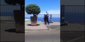 Martillazo en plena calle: un hombre hiere a otro ante decenas de testigos