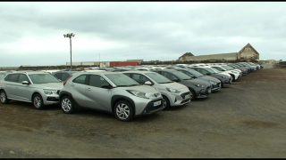 Un macro aparcamiento de coches de alquiler en el centro de la ciudad