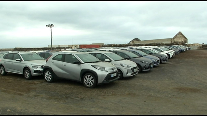 Un macro aparcamiento de coches de alquiler en el centro de la ciudad