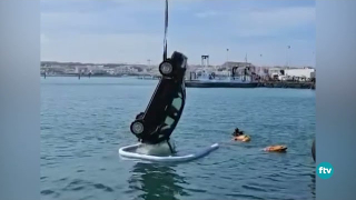 Cae al mar un coche en el muelle de Corralejo