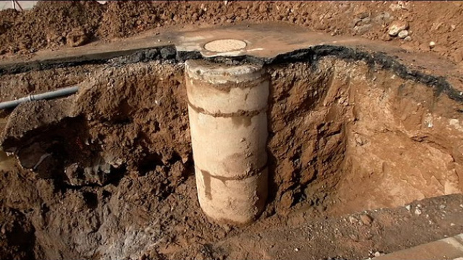 Un nuevo socavón corta la calle Tenderete, en Argana