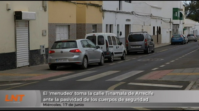 El 'menudeo' toma la calle Tinamala de Arrecife ante la pasividad de los cuerpos de seguridad El 'menudeo' toma la calle Tinamala de Arrecife ante la pasividad de los cuerpos de seguridad