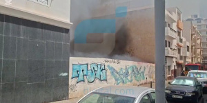 Se desata un incendio en un solar de Arrecife Se desata un incendio en un solar de Arrecife