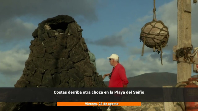 Costas derriba otra choza en el litoral de Haría